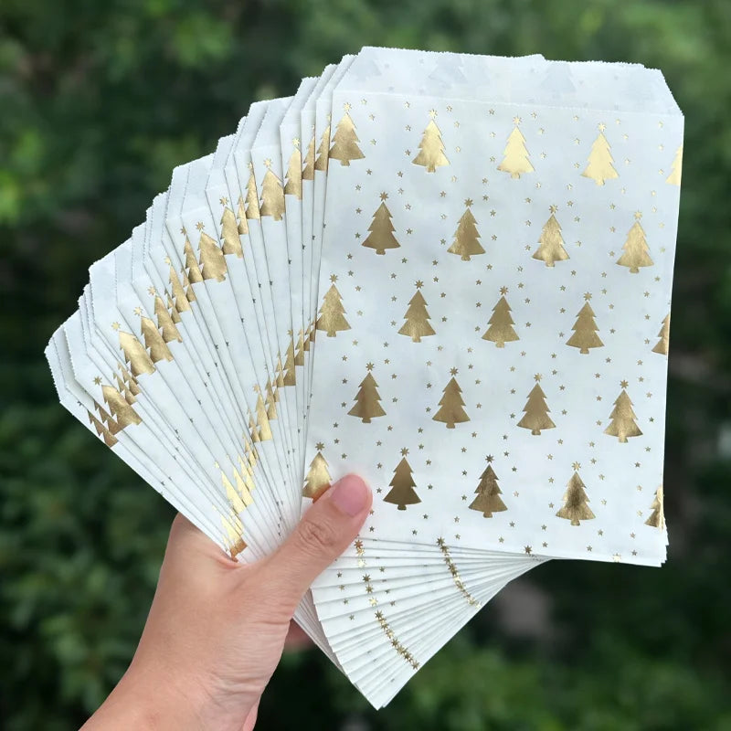 50 שקיות נייר לבנות עם עצי אשוח מוזהבים – 13×18 ס״מ
