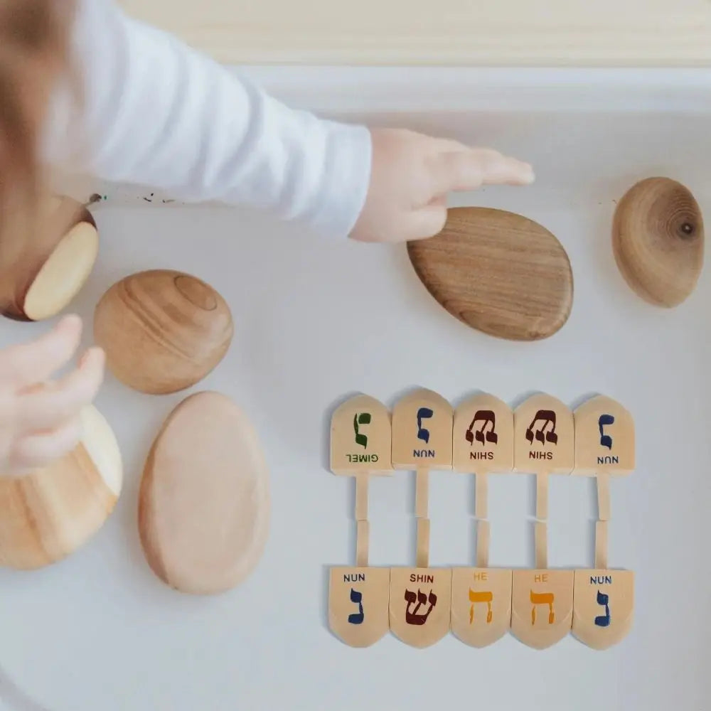 10 סביבונים קטנים מעץ – עם האותיות נ, ג, ה, ש – תמונה 3