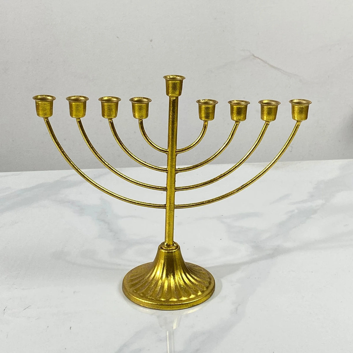 חנוכיה קלאסית ממתכת בגוון זהב – 8 קנים ושמש – תמונה 4
