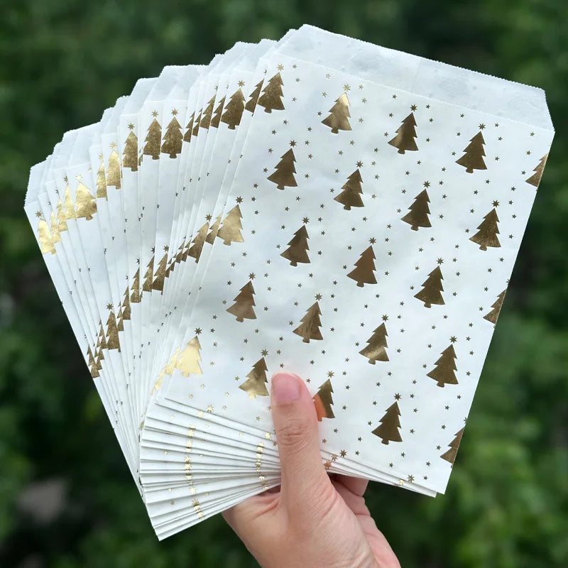 50 שקיות נייר לבנות עם עצי אשוח מוזהבים – 13×18 ס״מ – תמונה 4