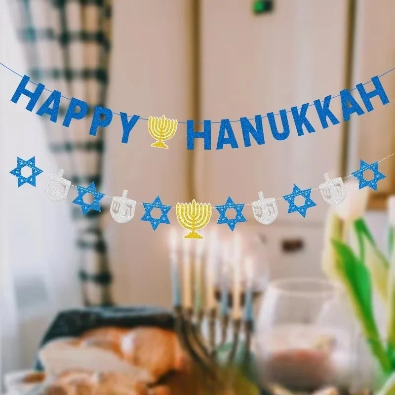 באנר "Happy Hanukkah" ושרשרת סמלי חנוכה – כחול, כסף וזהב – תמונה 3