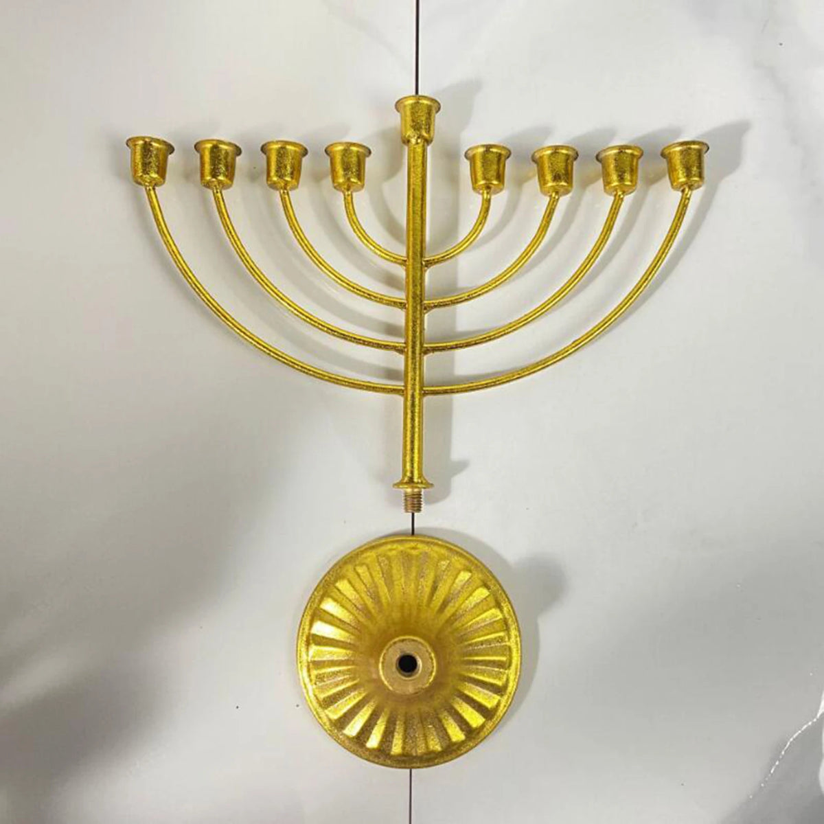 חנוכיה קלאסית ממתכת בגוון זהב – 8 קנים ושמש – תמונה 3