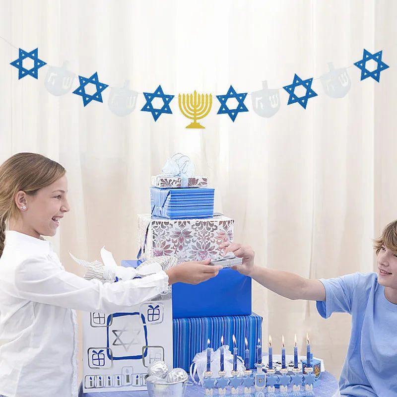 באנר "Happy Hanukkah" ושרשרת סמלי חנוכה – כחול, כסף וזהב – תמונה 5