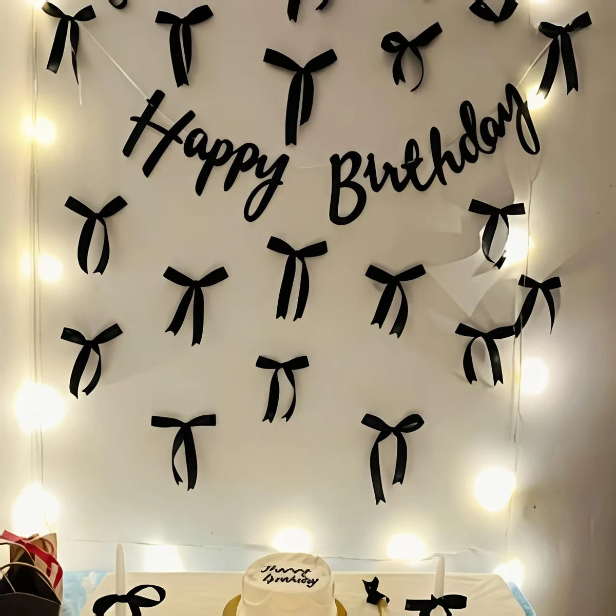 קישוט קיר "Happy Birthday" עם פפיונים – שחור או ורוד