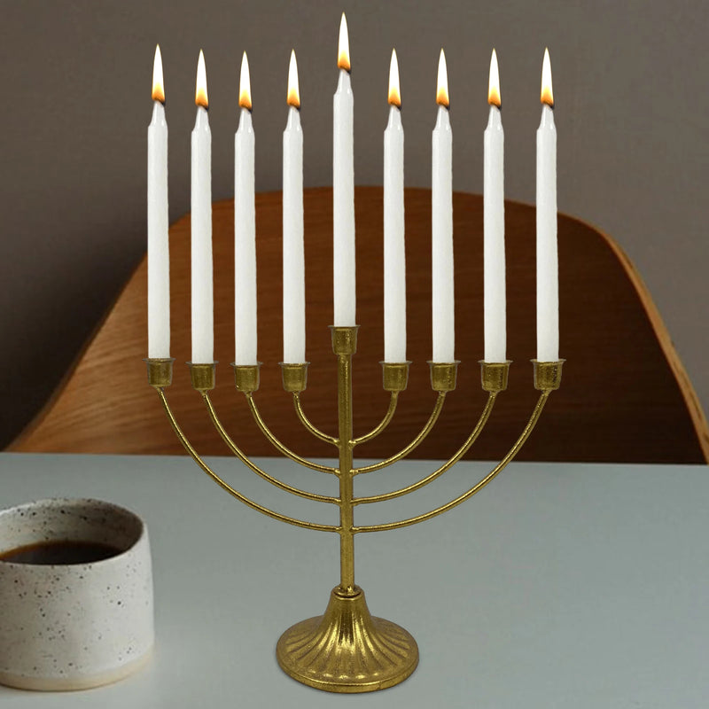 חנוכיה קלאסית ממתכת בגוון זהב – 8 קנים ושמש