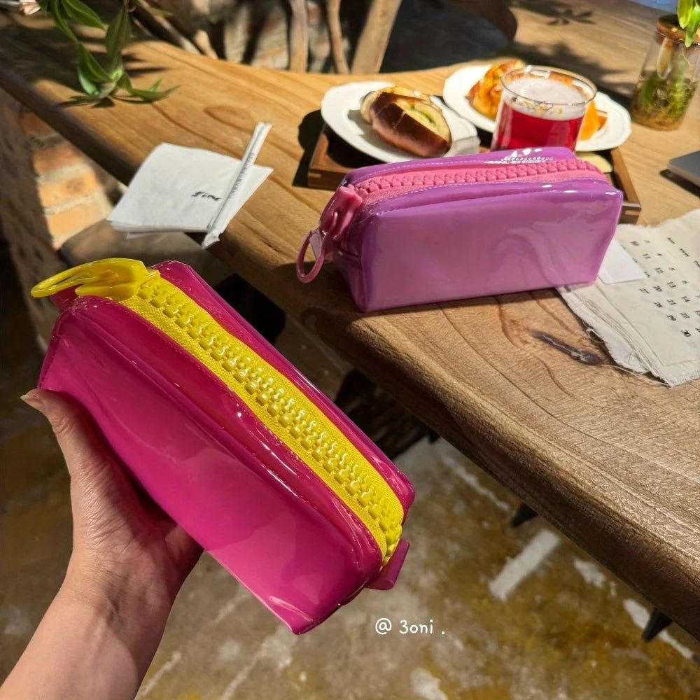 קלמר ג׳לי שקוף שעומד על השולחן – רוכסן גדול, 4 צבעים – תמונה 6