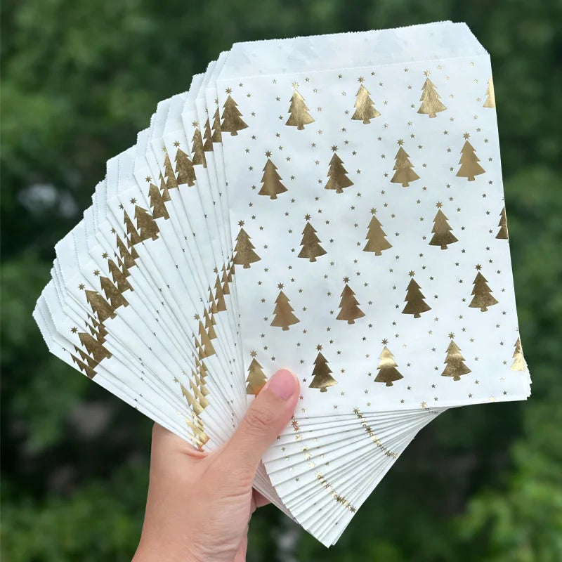 50 שקיות נייר לבנות עם עצי אשוח מוזהבים – 13×18 ס״מ – תמונה 2