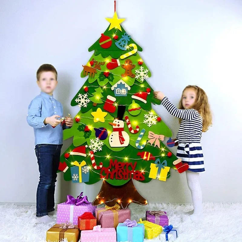 עץ אשוח מלבד לילדים עם קישוטים נדבקים ואורות